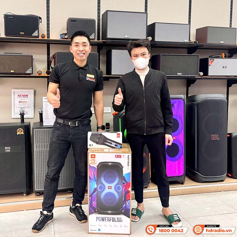 khách hàng mua Micro Không Dây Alpha Works A1 và loa jbl partybox 110